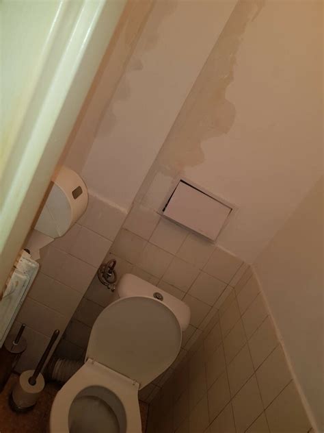 Mokré fľaky na stene ako znak úniku vody