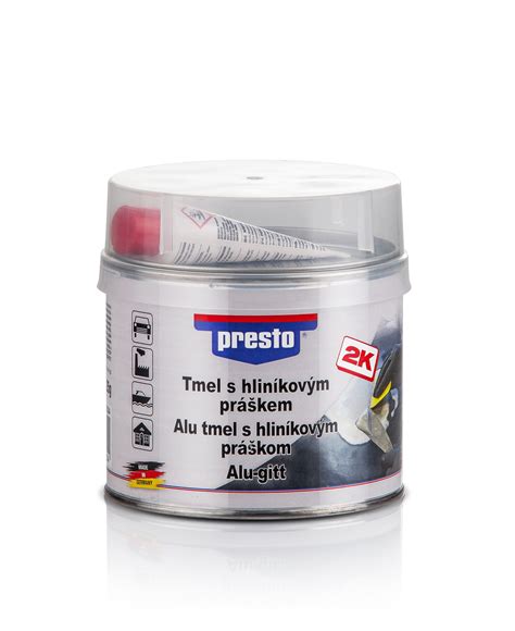 Tmel s hliníkovým práškom pri aplikácii na karosériu auta