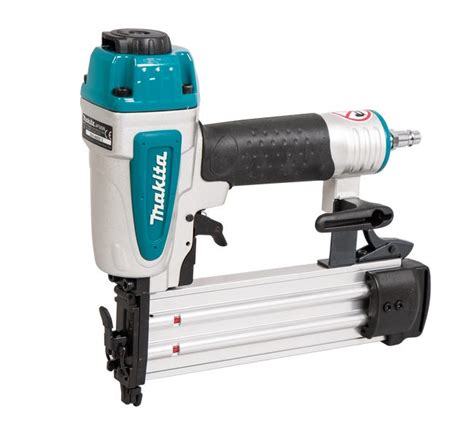 Makita AF506 v detailnom zábere pri práci