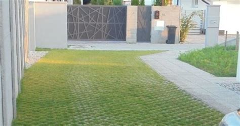 Príjazdová cesta spevnená zatrávňovacou dlažbou