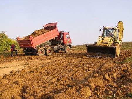 Práce na stavenisku s betónom