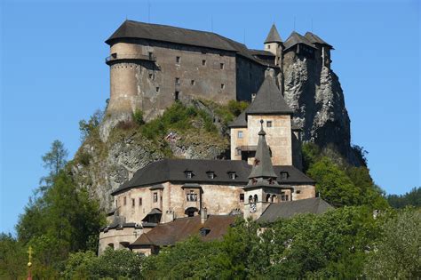Pohľad na Oravský hrad počas obnovy fasád na Archívnej veži