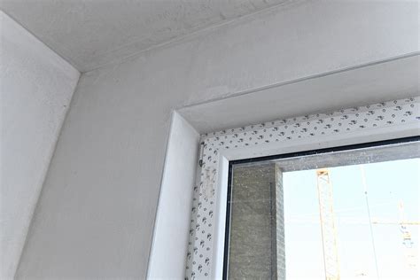 Finálna aplikácia sadrovej omietky na hotovú priečku Ytong