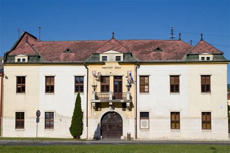 Prehľad zrekonštruovaných verejných budov v Topoľčiankach