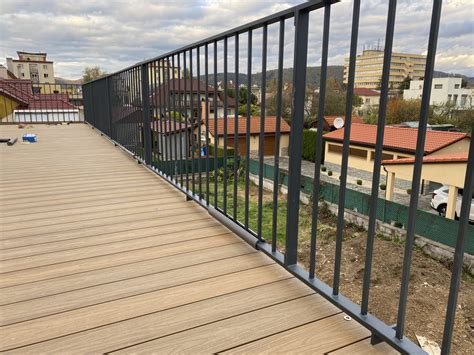 Balkónové zábradlie s kvetináčmi