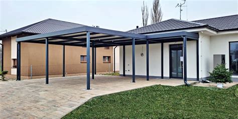 Vizualizácia moderného prístrešku pripojeného k stene domu