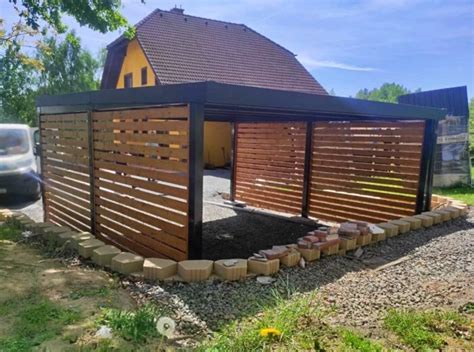 Prístrešok s bočnými lamelovými stenami