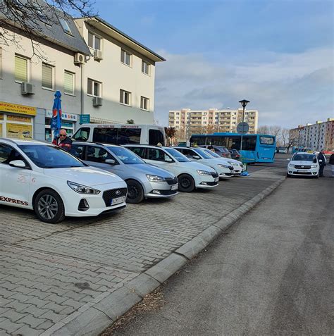 Žena si skúša župan a kontroluje, či jej správne sedí