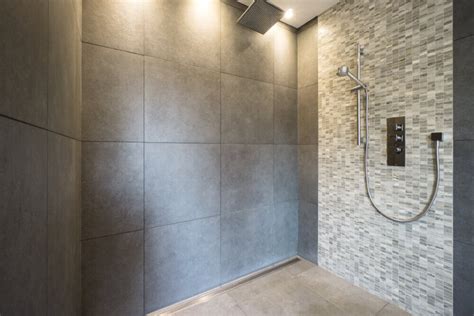 Moderný walk-in sprchový kút bez vaničky