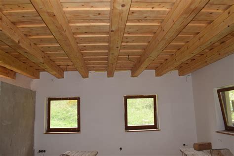 Priznaný drevený strop v obývačke