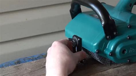 Detail kefovej brúsky Makita 9741 s označenými kľúčovými komponentmi