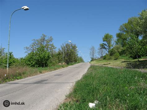 Poškodená cesta I/59 v Tvrdošíne pred rekonštrukciou