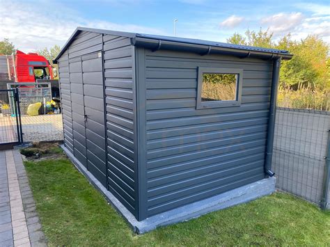 Kovový záhradný domček