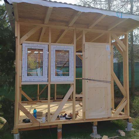 Príklady dreveného obkladu interiéru záhradného domčeka