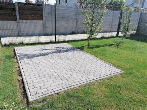 Základ z zámkovej dlažby pre menší záhradný domček