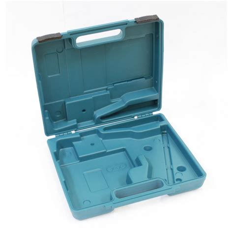 Ukážka rôzneho príslušenstva k priamočiarej píle Makita, vrátane kufra a vodiacich líšt