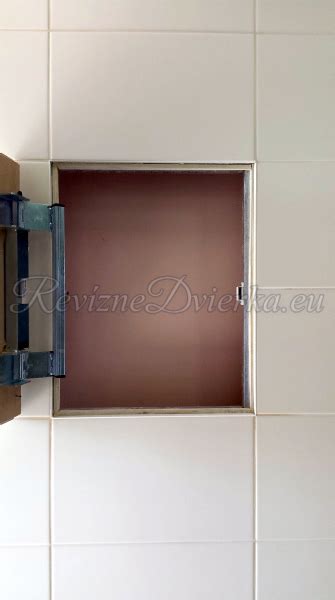 Detail magnetických revíznych dvierok s nalepeným obkladom