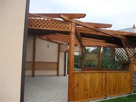 Ukážka drevených konštrukcií chránených lazúrou (pergola, plot)