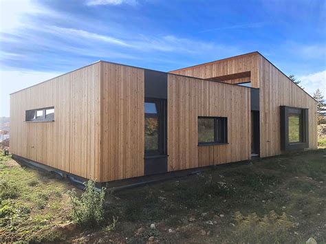 Kombinácia CLT panelov s inými materiálmi v modernom dome
