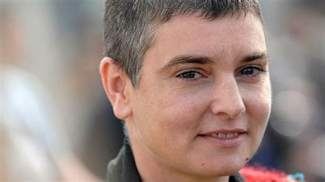 Portrét Sinéad O'Connor s jej charakteristickým krátkym účesom