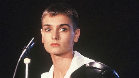 Pamätné miesto pre Sinéad O'Connor s kvetmi a odkazmi fanúšikov