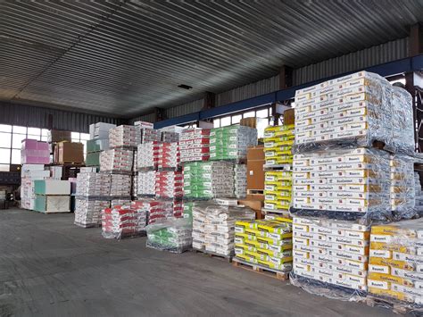 Paleta stavebného materiálu pripravená na expedíciu