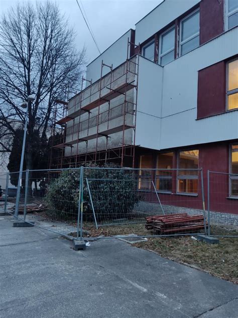 Záber na exteriér budovy kultúrneho domu v Ilave pred rekonštrukciou
