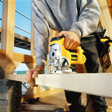 Priamočiara píla DeWALT DW331K v pracovnom prostredí