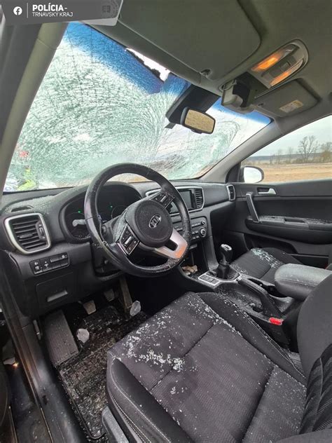 Zarosené čelné sklo v interiéri automobilu