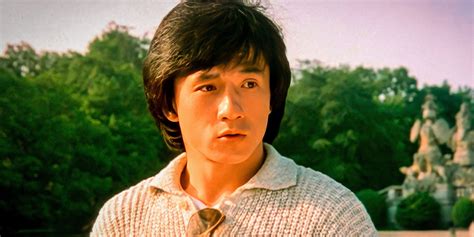 Jackie Chan vykonávajúci kaskadérsky kúsok