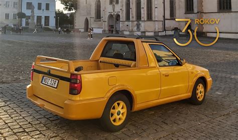 Trojica otvorených modelov Škoda Felicia na spoločnom parkovisku