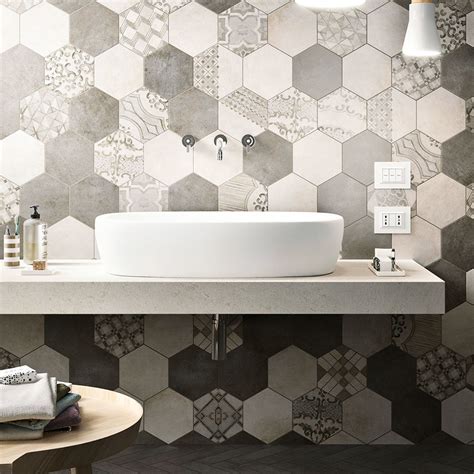 Trendy v kúpeľňových obkladoch - geometrické vzory a tmavé farby