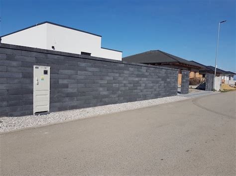 Vizualizácia výhod betónového plotu: súkromie, bezpečnosť, odolnosť