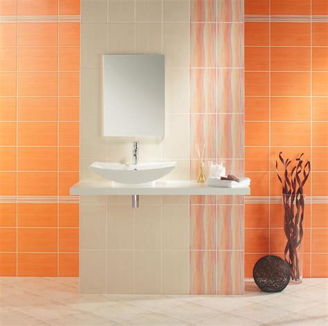 oranžový keramický obklad v kúpeľni