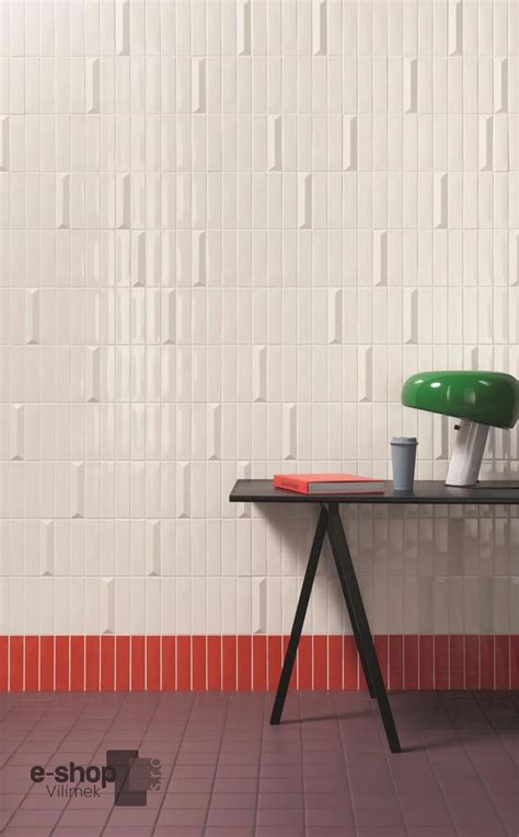 Detail povrchu bieleho lesklého obkladu