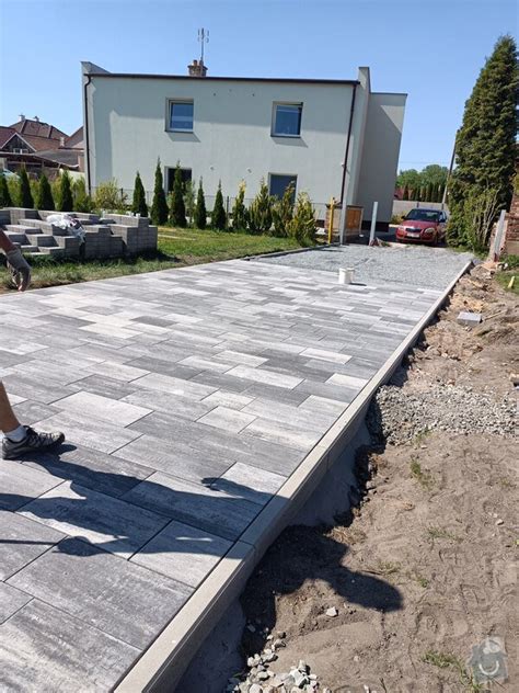 Pokládka dlažby gumovým kladivom