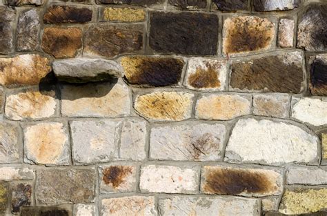 Detail rekonštruovaného kamenného muriva z miestnych zdrojov