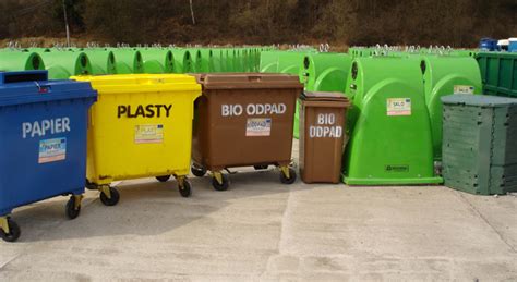 Zberné nádoby s drevenými pilinami z brúsenia