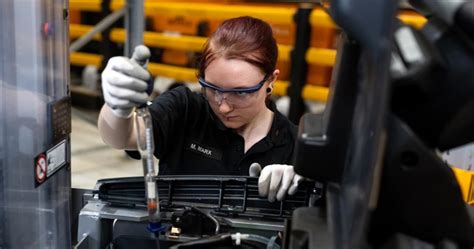 servisný technik vykonávajúci údržbu kotla
