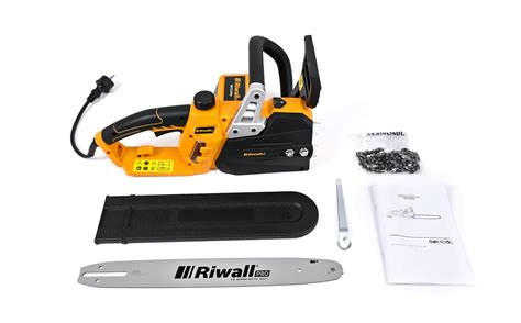 Elektrická reťazová píla Riwall PRO RECS 2340 v akcii