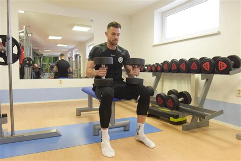 Rôzne váhy cementových kotúčov Duvlan usporiadané v posilňovni