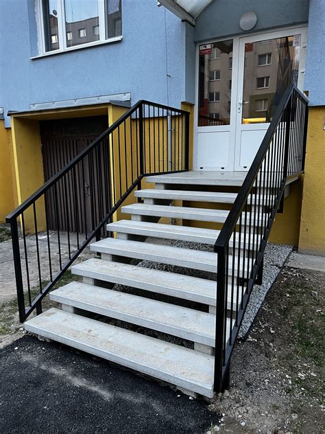 Rôzne typy kovových konštrukcií vonkajších schodísk