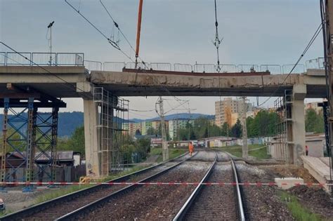 Detailná fotografia mosta ukazujúca poškodenie