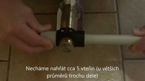 Ilustrácia spojenia dvoch PVC rúr lepidlom