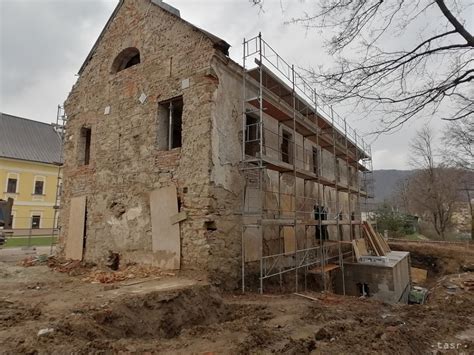 Práce na rekonštrukcii Koniarne
