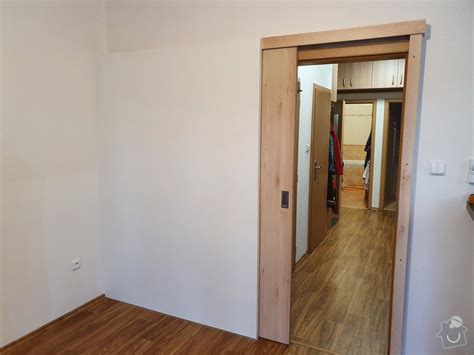 Posuvné dvere pozdĺž steny s maskovacím systémom