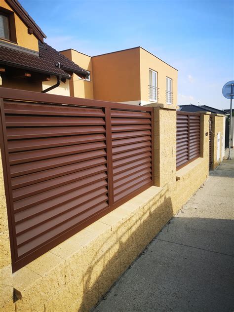 Kombinácia hnedých kvetinových obkladov s inými materiálmi