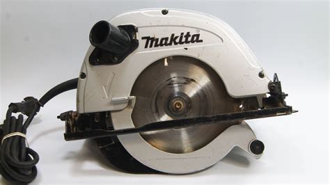 Detailný pohľad na okružnú pílu Makita 5704R