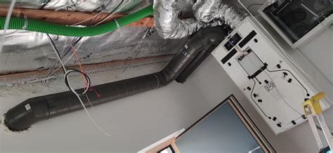 Detail izolovaného medeného potrubia klimatizácie