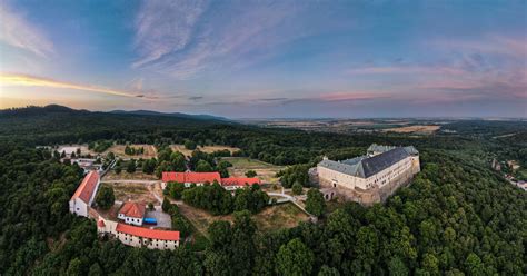 Panoramatický pohľad na hrad Červený Kameň a jeho opevnenia